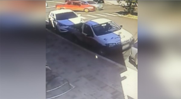 Veja o momento de colisão envolvendo dois veículos no centro