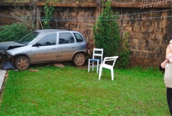 Veículo sai da pista e despenca em pátio de residência
