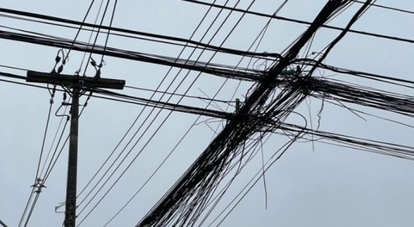 Após notificação do Procon, mais de três toneladas de fios inutilizados foram retirados de postes