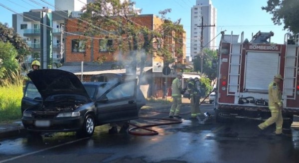 Carro pega fogo no Bairro Industrial