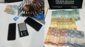 Mulher é flagrada com buchas de cocaína dentro de bolsa no Oeste