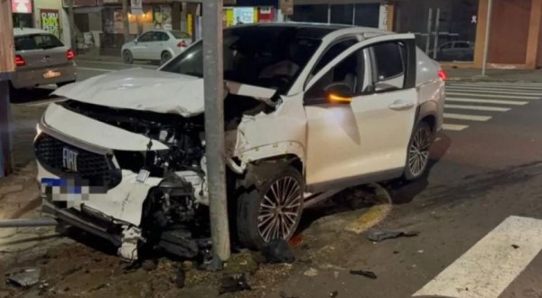 Colisão entre dois veículos é registrada no Centro