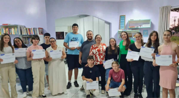 Entrega de certificados de cursos de informática celebra a qualificação profissional