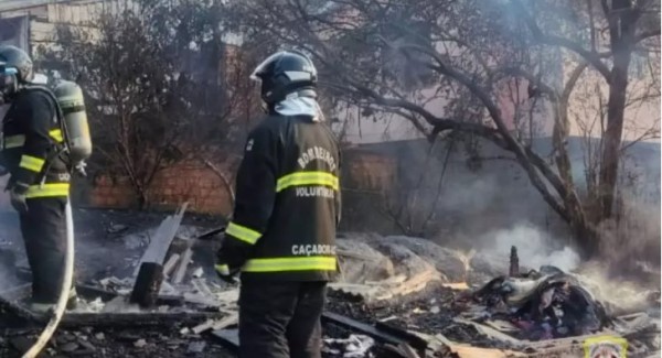 Queima de lixo termina com duas casas destruídas pelo fogo em SC