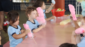 Administração municipal distribui algodão doce no centro municipal de educação infantil