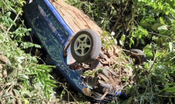 Capotamento de Gol em ribanceira deixa jovem de 18 anos ferida