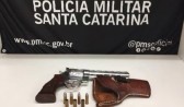 Homem armado é imobilizado durante prisão e danifica viatura