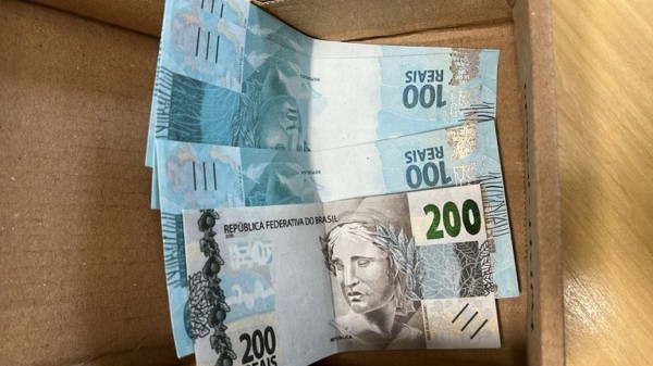 Homem é preso no momento em que recebia envelope com notas falsas em SC