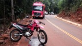 Motociclista fica ferido após queda em estrada no interior