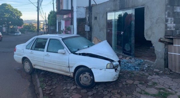 Homem fica ferido após veículo colidir com estabelecimento comercial