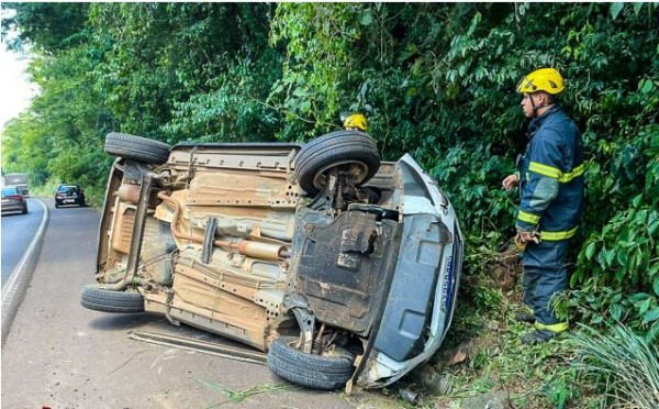 Policiais que retornavam de operação prestam auxílio às vítimas de acidente na BR-282, entre SMOeste e Maravilha