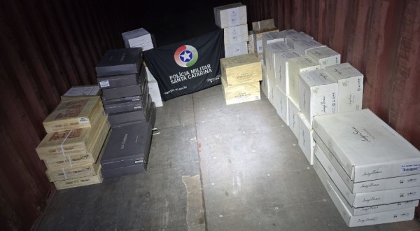 Polícia Militar apreende carga de vinho argentino na BR-282