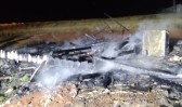 Imóvel de madeira fica destruído após pegar fogo no Oeste