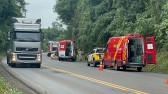 Rodado de caminhão se solta, atinge motocicleta e deixa pai e filho feridos na PR 423