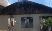 Incêndio devasta casa; moradores conseguem sair do local sem ferimentos
