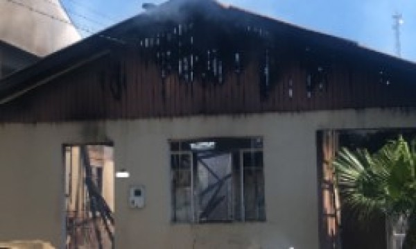 Incêndio devasta casa; moradores conseguem sair do local sem ferimentos