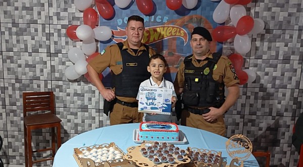 Fã da PM, menino de 7 anos recebe visita de policiais em festa de aniversário; assista