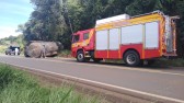 Caminhão capota na BR-163