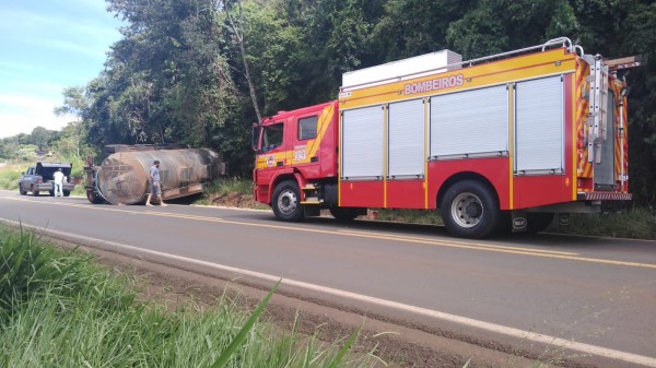 Caminhão capota na BR-163