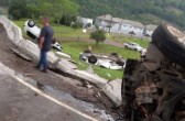 Caminhão-cegonha carregado de carros tomba em cabeceira de ponte na divisa entre SC e RS