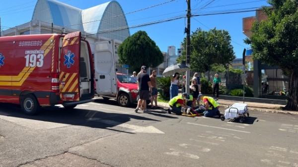 Mulher é atropelada em cruzamento no centro