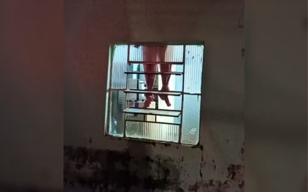 Morador confunde cortina com corpo pendurado e aciona os bombeiros