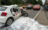 Motorista fica presa nas ferragens em batida entre carro e caminhão na BR-470