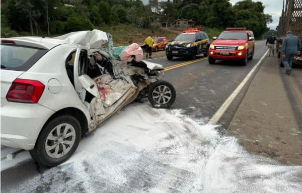 Motorista fica presa nas ferragens em batida entre carro e caminhão na BR-470
