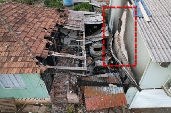 Imprudência com gasolina causa explosão e destrói duas residências