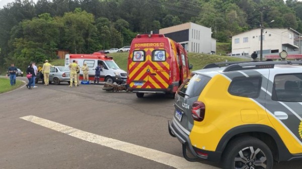 Colisão entre carro e moto deixa mulher ferida