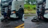 Gravíssimo acidente entre moto e carreta deixa piloto cravado na dianteira do veículo