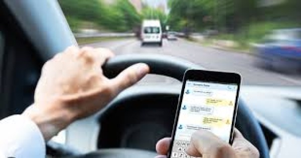 Estudo revela que usar celular ao volante pode ser tão arriscado quanto dirigir alcoolizado