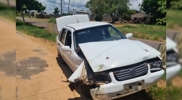 Morador em situação de rua furta carro de idoso após almoçar na casa da vítima e bate veículo na fuga