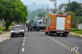 Motociclista fica ferido ao colidir em caminhão
