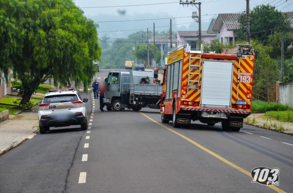Motociclista fica ferido ao colidir em caminhão