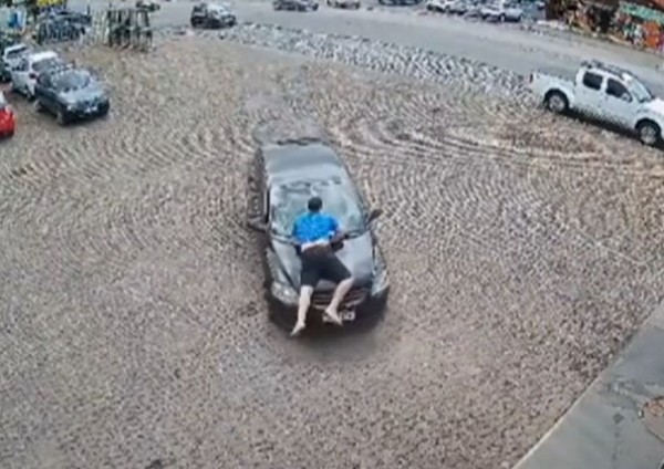 Mulher tenta escapar de agressão e arrasta ex-namorado em capô de carro por 2 km