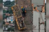 Trabalhador cai de andaime e fica pendurado a 12 metros de altura em SC