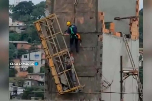 Trabalhador cai de andaime e fica pendurado a 12 metros de altura em SC