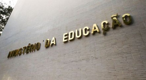 MEC começa hoje a ouvir alunos e professores em pesquisa por WhatsApp