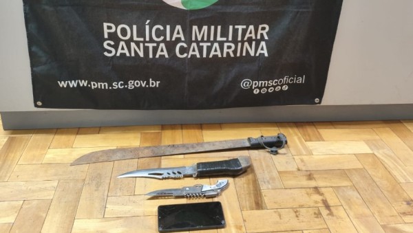 Homem ataca ex-companheira com faca e é preso por tentativa de feminicídio