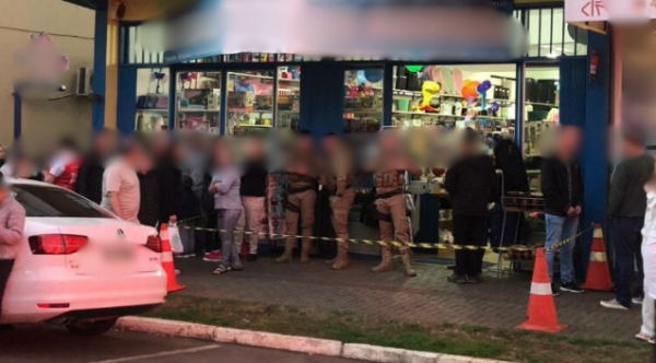 Homem mata ex-companheira dentro de uma loja e tenta suicídio no centro da cidade
