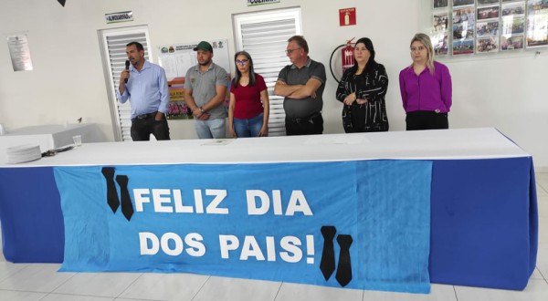 Encontro de grupos de idosos é realizado em comemoração ao Dia dos Pais