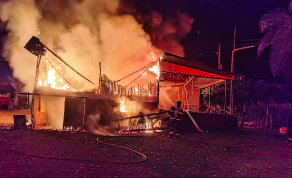Mãe e filha saem a tempo de casa ser consumida por incêndio no Oeste