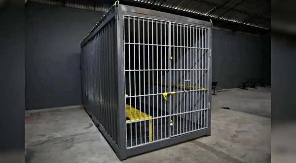 Contêiner vira cela após delegacia ser inaugurada sem a estrutura; OAB monitora