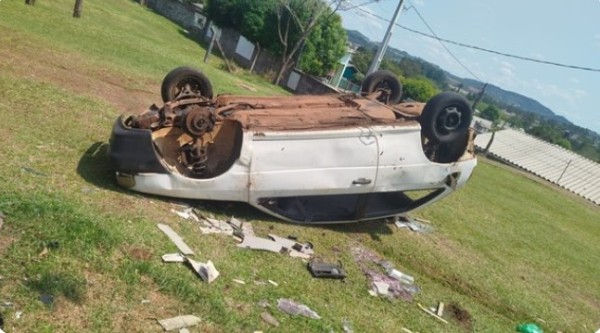 Moradores do bairro Sadia reclamam de veículo abandonado no pátio da associação