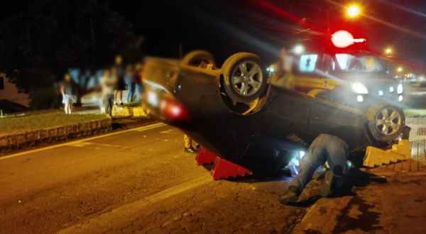 Capotamento é registrado na AV. Arnaldo Busatto
