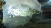 Veículo é destruído por incêndio durante a madrugada em Araquari