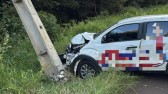 Motorista fica ferido após pneu estourar e colidir contra poste de energia elétrica no interior