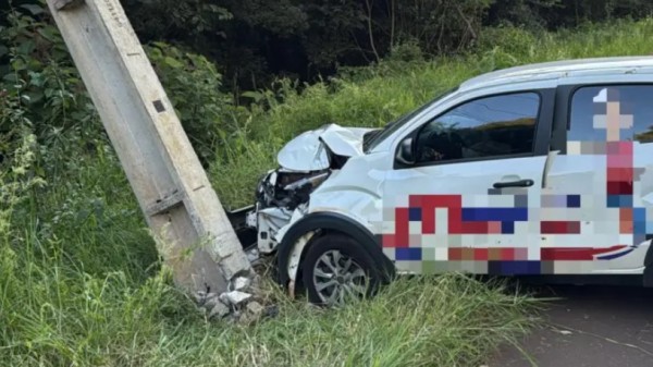 Motorista fica ferido após pneu estourar e colidir contra poste de energia elétrica no interior
