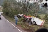 Caminhão dos bombeiros sai da pista e tomba em deslocamento para incêndio em Mondaí